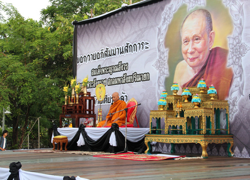 ภูเก็ตตักบาตรพระ100รูปถวายพระสังฆราช