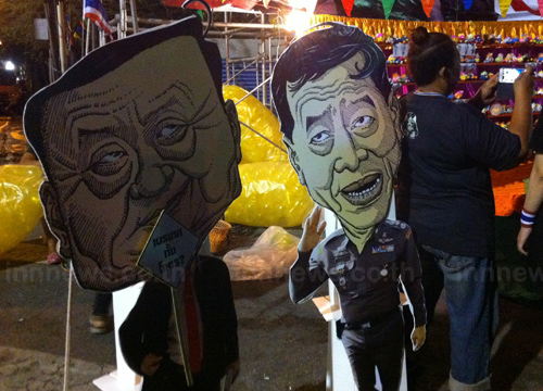 ม็อบคปท. คึก คนรุมปารูป ยิ่งลักษณ์ ตกน้ำ