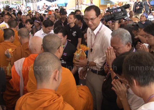 สุเทพนำประชาชนตักบาตรพระสงฆ์109รูป