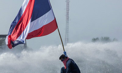 สื่อนอกตะลึง ‘ตำรวจ-ม็อบ‘ หยุดปะทะก่อนวันเฉลิมฯ