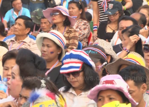 ประชาชนทยอยร่วมชุมนุมราชดำเนินคึกคัก