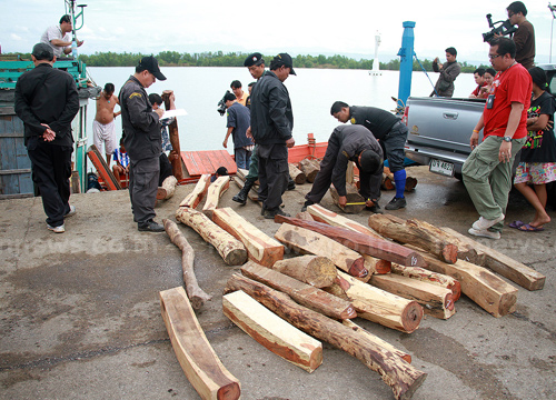 ตร.รวบยึดไม้พะยูง87ท่อนพร้อมเรือประมง