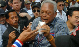 ไม่หวั่นถูกอายัด คนแห่บริจาคเงินให้ สุเทพ 10 ล้าน