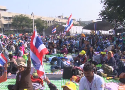 ปินส์เตือนพลเมืองในไทยเลี่ยงใส่เสื้อเหลือง-แดง