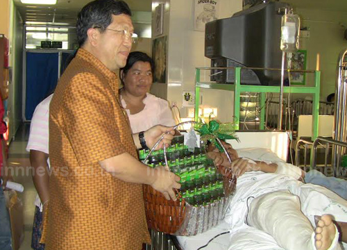 นอภ.ชลบุรีเยี่ยม ด.ช.ฮีโร่ช่วยน้องจากรถชน
