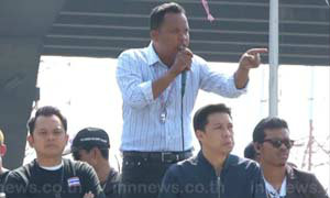 ผู้ชุมนุมกปปส.อโศกเคลื่อนทัพถึงสโมสรทบ.