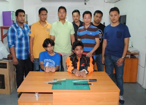 ตร.คลองตัน รวบ 2 หนุ่ม แทงอริดับ1เจ็บ1