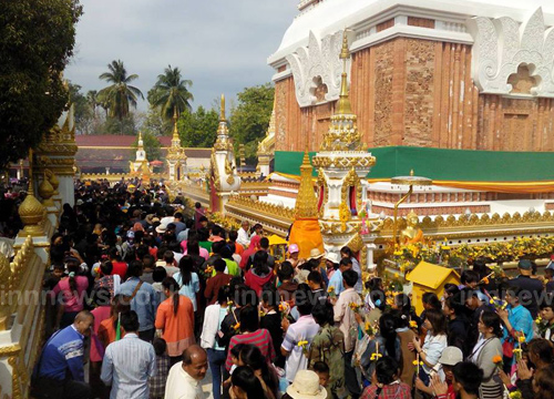 ไทย-ลาวนับแสนร่วมเวียนเทียนพระธาตุพนม