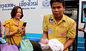 นาทีชีวิต สาวไทยใหญ่คลอดลูกคาบันไดรถทัวร์
