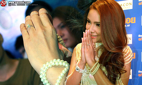 แสงเพชรแยงตา "กระแต ศุภักษร" โชว์แหวนขอแต่งงานเม็ดเป้ง!!