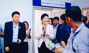 ยิ่งลักษณ์เดินกะเผลก ถามนักข่าวมีใครถูกหวย