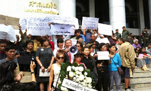 ศาลแพ่งออกหมายเรียก ไฮโซดารุณี พร้อมพวกนำมวลชนวางพวงหรีดหน้าศาล