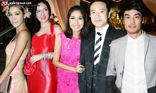 เก็บตกงานแต่ง “โอปอล์ – หมอโอ๊ค” ดาราร่วมงานนับไม่ถ้วน!!