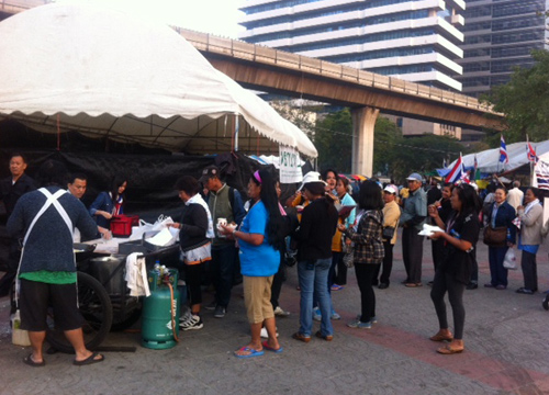 กปปส.สวนลุมติดตามรายการสัมภาษณ์อภิสิทธิ์