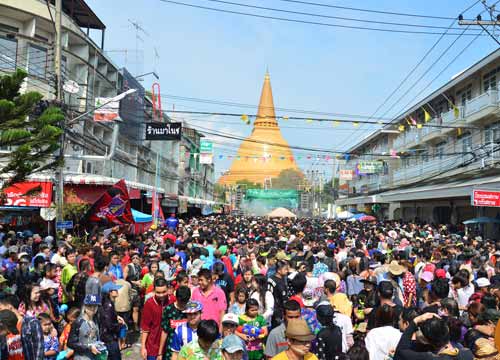 นครปฐมปิดถนนองค์พระเล่นสงกรานต์สุดท้าย