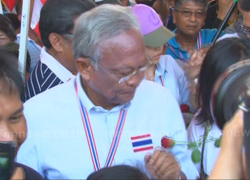 สุเทพนำมวลชนกลับสวนลุมปัดกดดันปฏิวัติ