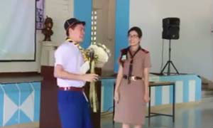 ฮือฮา! ใส่ชุดลูกเสือ ขอแต่งงานครูสาว