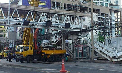 รถติดหนัก! ไฮโดรลิก 10 ล้อ ยกตัวเกี่ยวสะพานลอยพัง ถ.เพชรบุรี