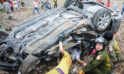 ดับยกครัว! ทิดสึกใหม่กลับจากทำบุญ แซงประสานงา 18 ล้อ