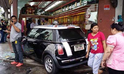 หนุ่มใหญ่ลมชักกำเริบ ขับมินิคูเปอร์พุ่งชนร้านทอง