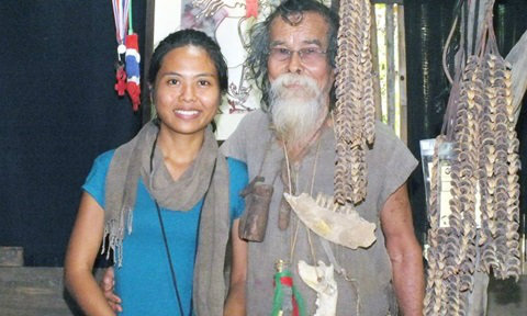 รักต่างวัย! จิตรกรวัย 72 พบรักสาว 27 แต่งงานมีชีวิตชื่นมื่น