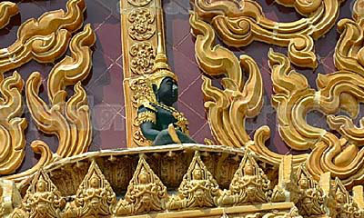 ฮือฮา! พระแก้วมรกตบนยอดจั่วกุฎิ หันหลบแดดเอง