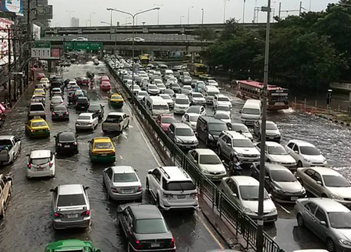 ฝนถล่มกรุงแยกเกษตรเมเจอร์รัชโยธินน้ำท่วมสูง