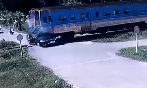 วินาทีสยอง! เก๋งคัมรี่ตัดหน้ารถไฟหัวหิน ชนดับ 2 ศพ