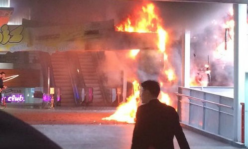 ไฟไหม้หน้าห้างสยามสแควร์วัน คนวิ่งหนีแตกตื่น!