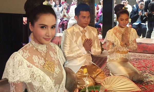 กระแต หลุยส์ เข้าพิธีหมั้น สไตล์ไทยล้านนาประยุกต์