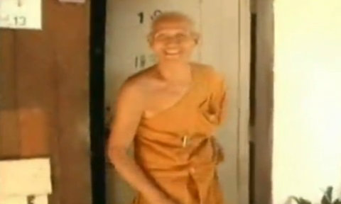ชาวบ้านเหลือทน! แจ้งจับพระปลอมบิณฑบาต อาศัยบ้านเมีย