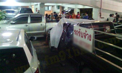 สยอง! หนุ่มดิ่งตึกดับ ขาซ้ายทะลุหลังคารถ