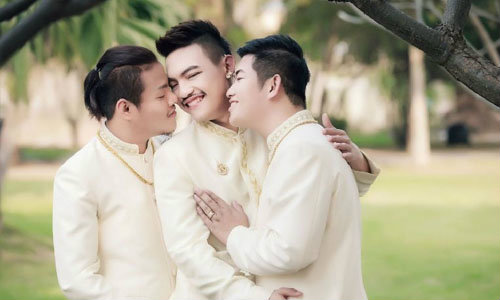 สื่อนอกตีข่าว 3 หนุ่มไทยวิวาห์ชื่นมื่น ครั้งแรกของโลก