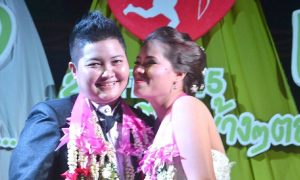 ชื่นมื่น! หญิงแต่งหญิงคู่แรกของเมืองกาญจน์ หลังคบหานาน 9 ปี