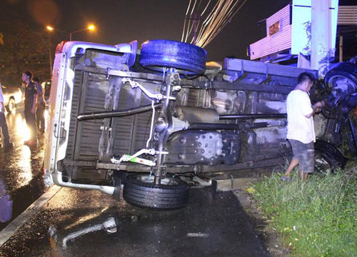 ฝนถล่มปทุมฯ รถชนหลายจุดเจ็บอื้อ
