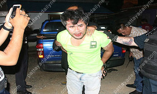 หนุ่มเมาโดดเตะตำรวจอาสา ฉุนขัดจังหวะความสุข
