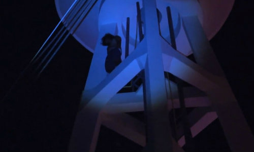 หนุ่มเครียดทะเลาะเมีย ปีนแท้งค์น้ำ รพ.อ่างทอง