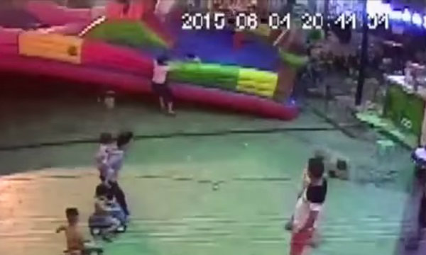 อุทาหรณ์เครื่องเล่น “บ้านลม“ พัดปลิวลิ่ว เด็กตกลงมาเสียชีวิต