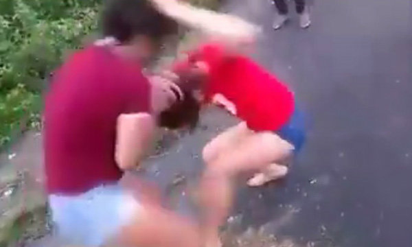 คลิปว่อน! นักเรียนเมืองตรังนัดตบ ก่อนจะใช้มีดกรีดหน้า