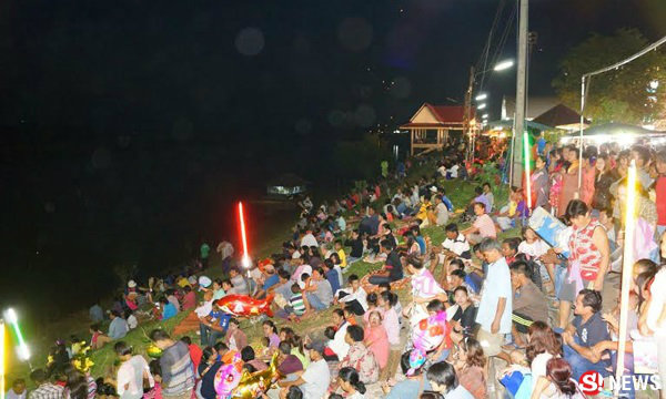 นักท่องเที่ยวไม่ผิดหวัง! บั้งไฟพญานาคขึ้นริมฝั่งโขงบึงกาฬ