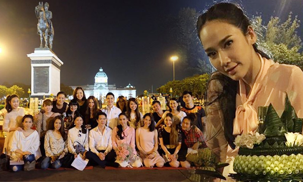 อั้ม พัชราภา ยกแก๊งเพื่อนไหว้พระบรมรูป ร.5 ขอพรให้ ปอ ทฤษฎี