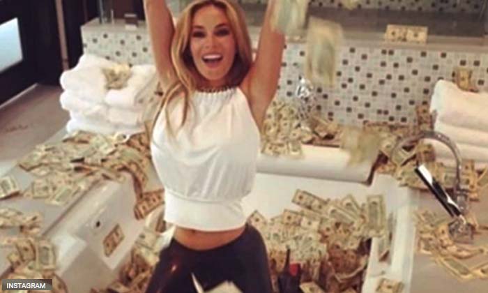 มหาเศรษฐีคนดังโชว์รวยโปรยเงินในห้องน้ำ