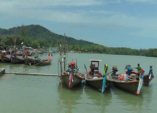 ชาวประมงระนองประสบภาวะคลื่นลมแรง