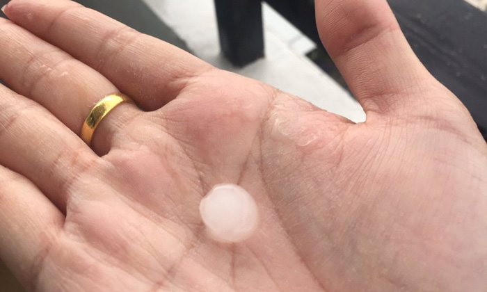 ฝนถล่มกรุงเทพฯ โลกโซเชียลฯแห่แชร์ภาพลูกเห็บตก