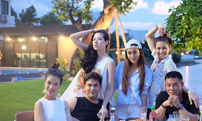 ป๋อ เอ๋ เปิดบ้านหลังใหม่ จัดปาร์ตี้ริมสระ