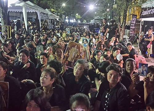 ปชช.จำนวนมากยังรอสักการะพระบรมศพ