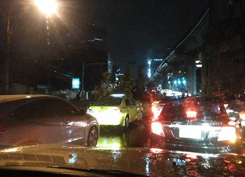 ฝนถล่มกรุงต้นไม้ล้มขวางทาง-จราจรสาหัส