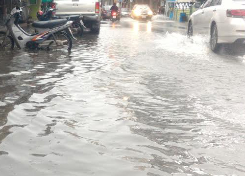 ฝนกระหน่ำประจวบฯน้ำท่วมถนนหลายสาย-เร่งสูบ
