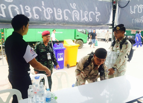 จุดบริการร่วมด้วยช่วยกันบริจาคน้ำดื่มให้ทหาร