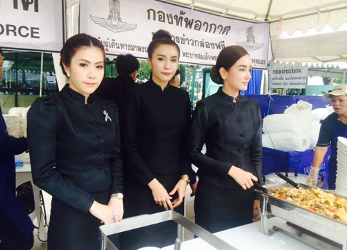 กระต่าย-จูน-ทอฝันร่วมแจกอาหารปชช.
